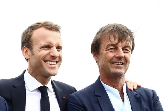 Le ministre de la Transition Ecologique et Solidaire Nicolas Hulot et le président de la République française Emmanuel Macron - Le président de la Républiques’est rendu en cap Fréhel (Côtes-d’Armor), France, le 20 juin 2018, un site d’où seront visibles les 62 éoliennes du parc de la baie de Saint-Brieuc, prévu pour 2023. D’une capacité de 500 mégawatts (MW), elles devraient produire de quoi alimenter en électricité 850 000 habitants et sortir la Bretagne d’une dépendance énergétique. © Stéphane Lemouton