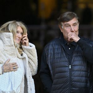 Jean-Pierre Foucault et son épouse Evelyn Jarre lors de la cérémonie d'enterrement de la présentatrice de télévision Evelyne Leclercq à la cathédrale Sainte-Réparate de Nice, France, le 13 janvier 2026. Elle est décédée le 30 décembre 2025 (à l'âge de 74 ans) à Grasse. Photo par Laurent Coust/ABACAPRESS.COM