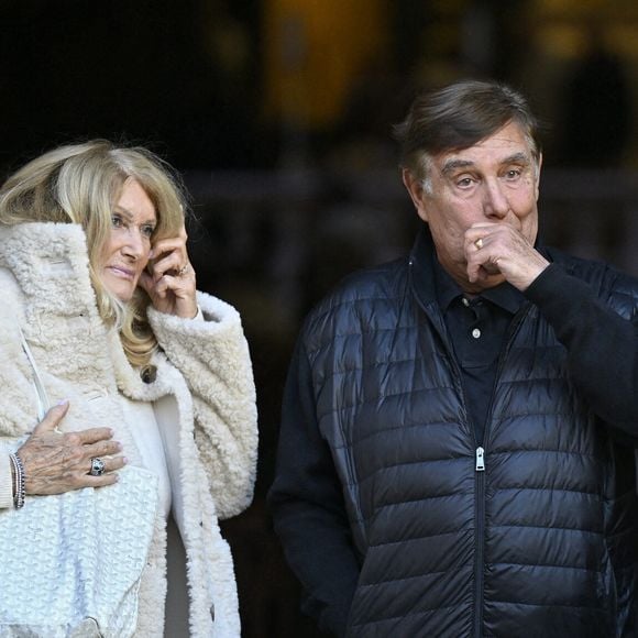 Jean-Pierre Foucault et son épouse Evelyn Jarre lors de la cérémonie d'enterrement de la présentatrice de télévision Evelyne Leclercq à la cathédrale Sainte-Réparate de Nice, France, le 13 janvier 2026. Elle est décédée le 30 décembre 2025 (à l'âge de 74 ans) à Grasse. Photo par Laurent Coust/ABACAPRESS.COM