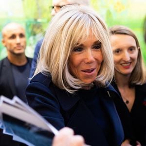 Brigitte Macron et son frère Jean-Michel ont engagé des poursuites en France et aux États-Unis contre les auteurs et diffuseurs de cette rumeur.

Exclusif - Brigitte Macron lors de l'inauguration du salon Art Basel Paris au Grand Palais le 22 octobre 2025.
© Julien Sarkissian / Bestimage