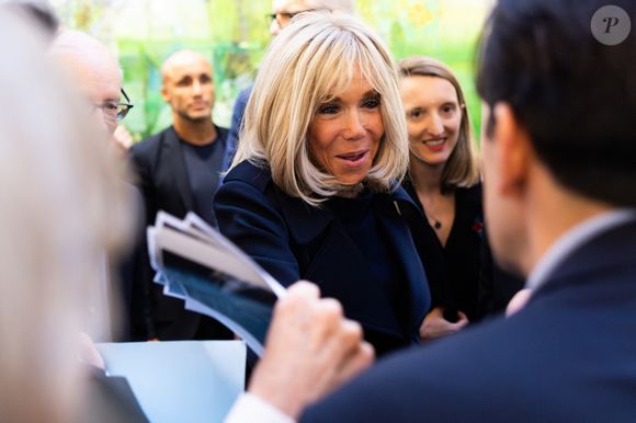 Brigitte Macron et son frère Jean-Michel ont engagé des poursuites en France et aux États-Unis contre les auteurs et diffuseurs de cette rumeur.

Exclusif - Brigitte Macron lors de l'inauguration du salon Art Basel Paris au Grand Palais le 22 octobre 2025.
© Julien Sarkissian / Bestimage