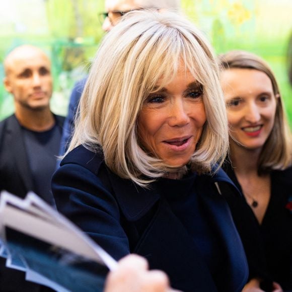 Brigitte Macron et son frère Jean-Michel ont engagé des poursuites en France et aux États-Unis contre les auteurs et diffuseurs de cette rumeur.

Exclusif - Brigitte Macron lors de l'inauguration du salon Art Basel Paris au Grand Palais le 22 octobre 2025.
© Julien Sarkissian / Bestimage