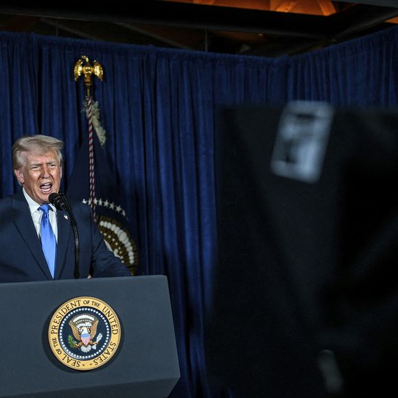 Le 26 novembre 2025, Palm Beach, Floride, États-Unis d'Amérique : Le président américain Donald Trump prononce un discours sur la mort de deux soldats de la Garde nationale abattus par un ressortissant afghan lors d'une patrouille dans le district de Columbia depuis Mar-a-Lago, le 26 novembre 2025 à Palm Beach, en Floride. © Daniel Torok/White House/Planet Pix via ZUMA Press Wire/Bestimage