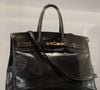 Mais pas n'importe lequel, le tout premier exemplaire que la firme a fabriqué, en 1984, pour Jane Birkin.
Le tout premier sac Hermès Birkin, conçu pour Jane Birkin en 1985, exposé à Sotheby's Paris, le 7 juillet 2025, en prélude à la vente aux enchères "Fashion Icons" prévue le 10 juillet 2025 à 16h. © Jonathan Jacob/Bestimage