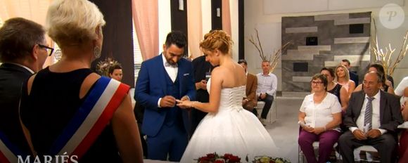C'est cette même robe que Delphine avait portée au moment de dire "oui" à Romain dans Mariés au premier regard. 

Mariage de Romain et Delphine dans "Mariés au premier regard 2020", le 6 janvier, sur M6