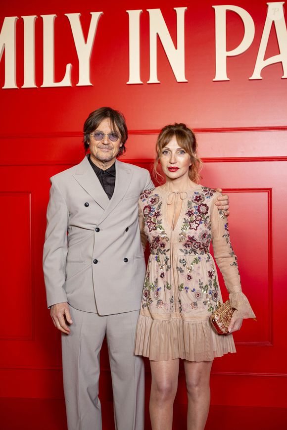 Daniel et Eva Bravo lors de la première de la série "Emily in Paris" saison 5 au Grand Rex à Paris le 15 décembre 2025.

© Pierre Perusseau / Bestimage