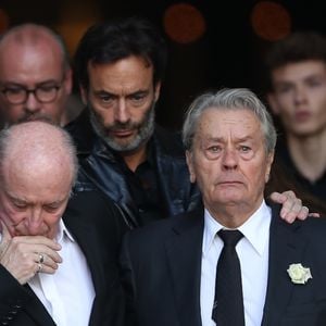 Pascal Desprez, Anthony Delon, Alain Delon et Véronique de Villèle - Sorties des obsèques de Mireille Darc en l'église Saint-Sulpice à Paris. Le 1er septembre 2017
Bestimage