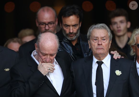 Pascal Desprez, Anthony Delon, Alain Delon et Véronique de Villèle - Sorties des obsèques de Mireille Darc en l'église Saint-Sulpice à Paris. Le 1er septembre 2017
Bestimage