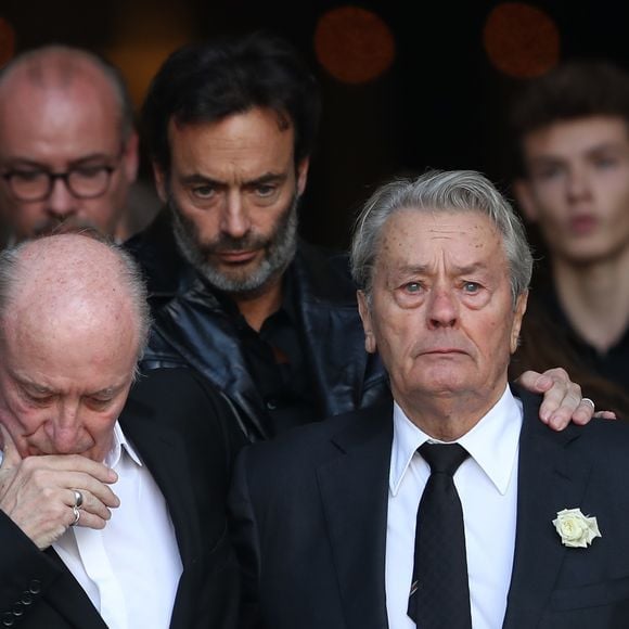Pascal Desprez, Anthony Delon, Alain Delon et Véronique de Villèle - Sorties des obsèques de Mireille Darc en l'église Saint-Sulpice à Paris. Le 1er septembre 2017
Bestimage