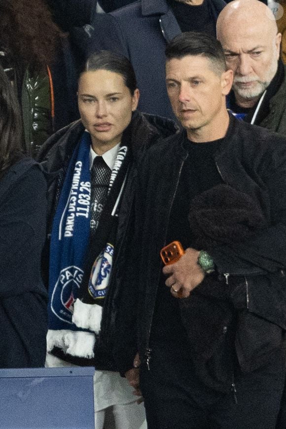 Adriana Lima et son compagnon Andre Lemmers - Célébrités dans les tribunes du match de 8ème de finale aller de la Ligue Des Champions 2025-2026 (LDC) "PSG - Chelsea (5-2)" au Parc des Princes à Paris © Cyril Moreau/Bestimage