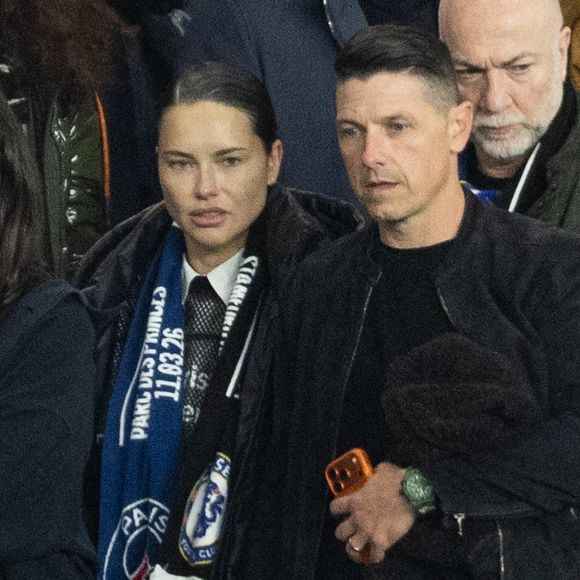 Adriana Lima et son compagnon Andre Lemmers - Célébrités dans les tribunes du match de 8ème de finale aller de la Ligue Des Champions 2025-2026 (LDC) "PSG - Chelsea (5-2)" au Parc des Princes à Paris © Cyril Moreau/Bestimage