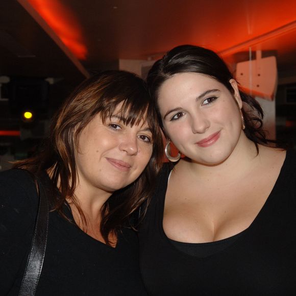 Auprès du média "TV Grandes Chaînes", l'amie de Mimie Mathy a dénoncé les diktats de la minceur qui font du mal au plus grand nombre. Et elle a décidé d'en faire fi.


Archive - Michele Bernier et sa fille JLPPA / Bestimage