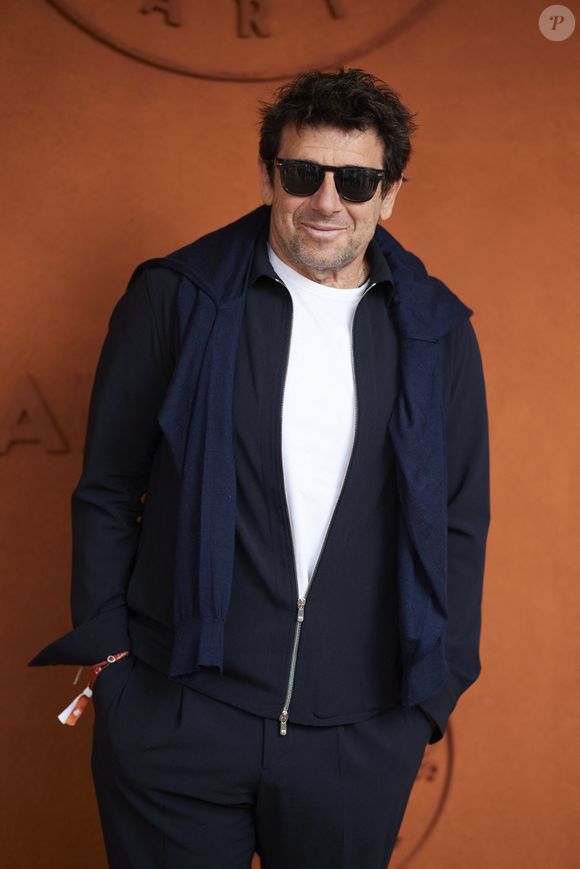 Un mal pour un bien pour le chanteur de 66 ans qui a vraisemblablement eu des soucis avec la rénovation de l'établissement.

Patrick Bruel - Les célébrités au village lors des Internationaux de France de tennis de Roland Garros 2024 à Paris. Le 5 juin 2024. © Jacovides-Moreau/Bestimage