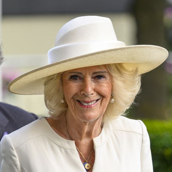 Souriante, lunettes de soleil sur le nez, Camilla Parker-Bowles savourait le calme d’une baie grecque, loin des obligations royales...


La famille royale assiste à la journée du roi George à l'hippodrome d'Ascot. Avec : la reine Camilla © Cover Images via ZUMA Press / Bestimage)