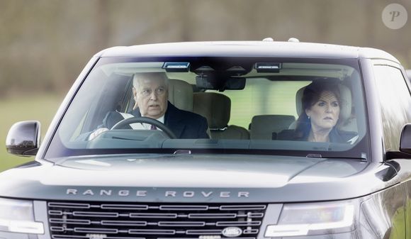 Le prince Andrew, duc d’York, et son ex-femme Sarah Ferguson, duchesse d’York, se rendent en voiture pour assister au service commémoratif du roi Constantin de Grèce au château de Windsor, le 27 février 2024. (AGENCE / BESTIMAGE).