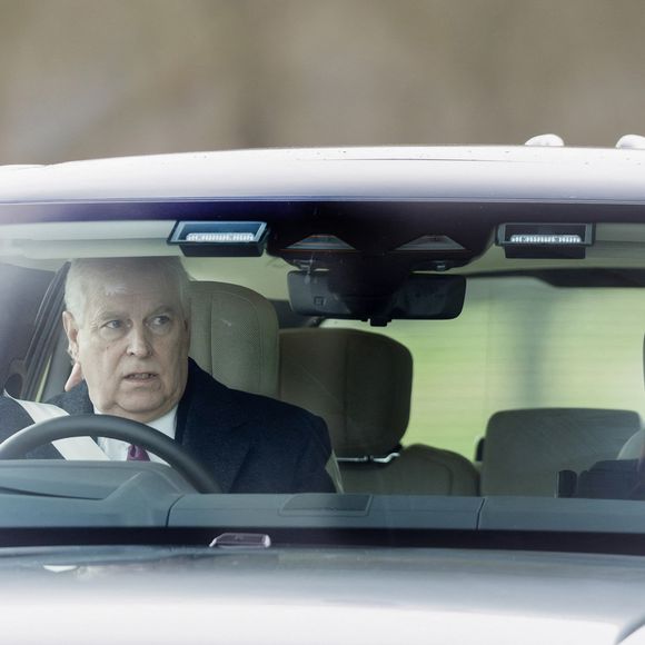 Le prince Andrew, duc d’York, et son ex-femme Sarah Ferguson, duchesse d’York, se rendent en voiture pour assister au service commémoratif du roi Constantin de Grèce au château de Windsor, le 27 février 2024. (AGENCE / BESTIMAGE).