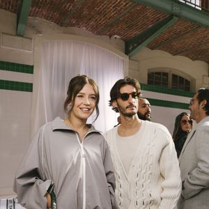 "Isolé de tout, sur la pierre volcanique = meilleur endroit pour préparer le prochain film..." (ndlr : s'agit-il de Gourou de Yann Gozlan dont la sortie est prévue en janvier 2026 ?), a-t-il ainsi précisé sur des vidéos qui dévoilent le lieu dans lequel il avait posé ses valises avec son chien. 

Adele Exarchopoulos et Pierre Niney au Front Row du défilé Lacoste Collection Femme Prêt-à-Porter Printemps/Eté 2026 lors de la Fashion Week de Paris (PFW), au Lycée Carnot, à Paris, France, le 5 octobre 2025. © Sam Delpech/Bestimage