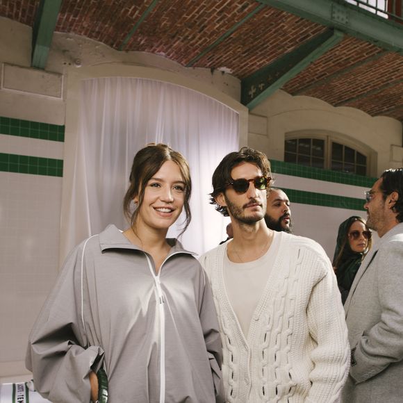 "Isolé de tout, sur la pierre volcanique = meilleur endroit pour préparer le prochain film..." (ndlr : s'agit-il de Gourou de Yann Gozlan dont la sortie est prévue en janvier 2026 ?), a-t-il ainsi précisé sur des vidéos qui dévoilent le lieu dans lequel il avait posé ses valises avec son chien. 

Adele Exarchopoulos et Pierre Niney au Front Row du défilé Lacoste Collection Femme Prêt-à-Porter Printemps/Eté 2026 lors de la Fashion Week de Paris (PFW), au Lycée Carnot, à Paris, France, le 5 octobre 2025. © Sam Delpech/Bestimage