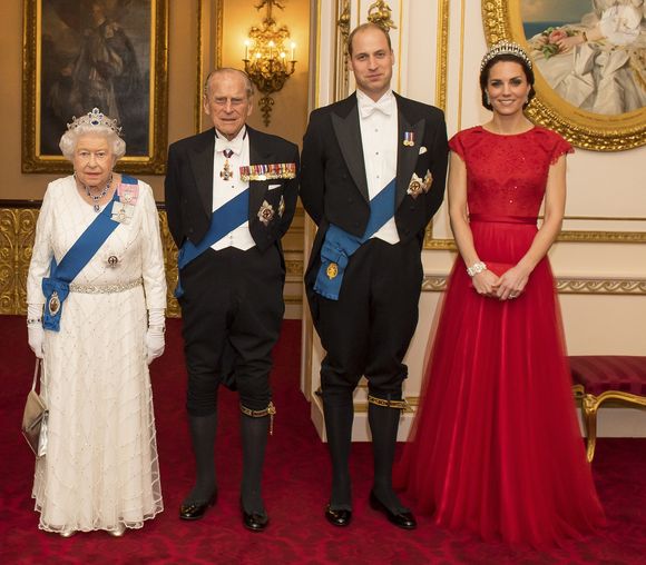 La reine Elisabeth II d'Angleterre, le prince Philip, duc d'Edimbourg, le prince William, duc de Cambridge, et Kate Catherine Middleton, duchesse de Cambridge (porte le diadème qui a appartenu à la princesse Diana) - La famille royale d'Angleterre lors de la réception annuelle pour les membres du corps diplomatique au palais de Buckingham à Londres. Le 8 décembre 2016 ©Agence / Bestimage