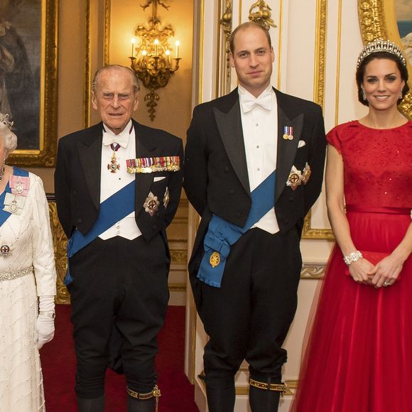 La reine Elisabeth II d'Angleterre, le prince Philip, duc d'Edimbourg, le prince William, duc de Cambridge, et Kate Catherine Middleton, duchesse de Cambridge (porte le diadème qui a appartenu à la princesse Diana) - La famille royale d'Angleterre lors de la réception annuelle pour les membres du corps diplomatique au palais de Buckingham à Londres. Le 8 décembre 2016 ©Agence / Bestimage