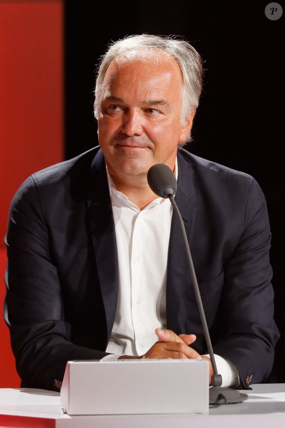 "permettant à tout journaliste de partir avec environ un mois de salaire par année d’ancienneté. Une somme rondelette était donc promise à ceux qui ont rejoint RMC respectivement en 2001 et 2002."

Olivier Truchot - Conférence de presse de rentrée de RMC / RMC Sport saison 2021/2022 à l'Altice Campus à Paris, France. © Christophe Clovis / Bestimage