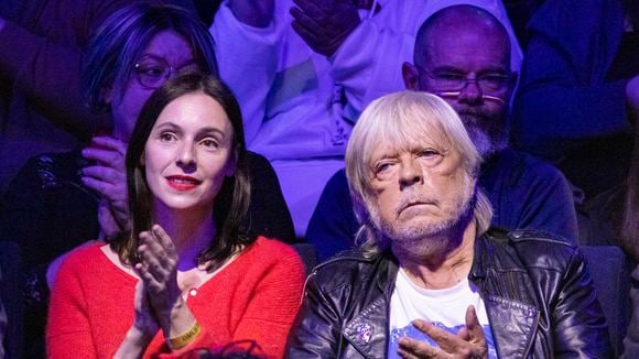 "C'est assez compliqué de se construire à côté de quelqu'un d'aussi fragile" : Lola Séchan évoque Renaud et son enfance passée à ses côtés