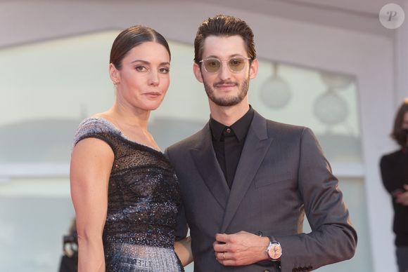 Il a également rendu un bel hommage au travail difficile et crucial des professeurs passionnés pour contrer l'échec scolaire.

Pierre Niney et sa femme Natasha Andrews - Red carpet du film "Amants" lors de la 77ème édition du Festival international du film de Venise, la Mostra le 3 septembre 2020.

© Alec Michael/ZUMA Wire / Bestimage
