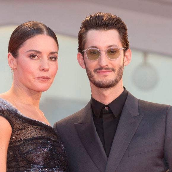 Il a également rendu un bel hommage au travail difficile et crucial des professeurs passionnés pour contrer l'échec scolaire.

Pierre Niney et sa femme Natasha Andrews - Red carpet du film "Amants" lors de la 77ème édition du Festival international du film de Venise, la Mostra le 3 septembre 2020.

© Alec Michael/ZUMA Wire / Bestimage