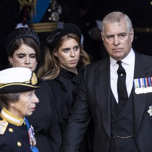 Leur père, le prince Andrew entaché par un nouveau scandale, brillera lui aussi par son absence... 

La princesse Anne, la princesse Eugenie d'York, la princesse Beatrice d'York et le prince Andrew - Procession cérémonielle du cercueil de la reine Elisabeth II du palais de Buckingham à Westminster Hall à Londres le 14 septembre 2022.