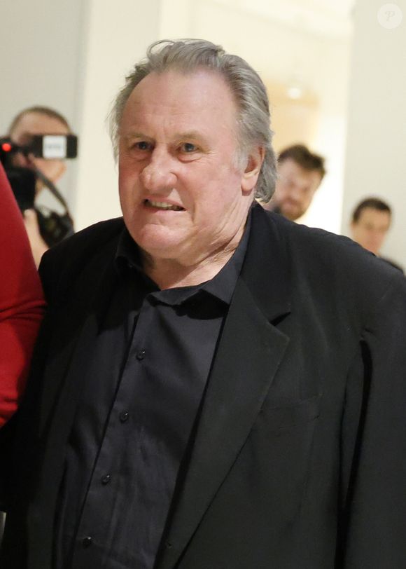Ce renvoi concerne des viols et agressions sexuelles dont l'accuse la comédienne Charlotte Arnould

Gérard Depardieu - Procès de Gérard Depardieu pour agressions sexuelles sur deux femmes lors d'un tournage de film en 2021, au tribunal correctionnel de Paris le 27 mars 2025.

© Guignebourg / Clovis / Bestimage