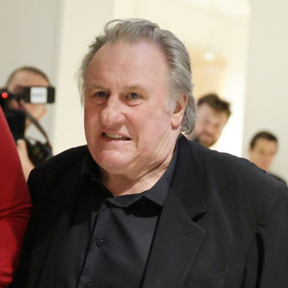 Ce renvoi concerne des viols et agressions sexuelles dont l'accuse la comédienne Charlotte Arnould

Gérard Depardieu - Procès de Gérard Depardieu pour agressions sexuelles sur deux femmes lors d'un tournage de film en 2021, au tribunal correctionnel de Paris le 27 mars 2025.

© Guignebourg / Clovis / Bestimage