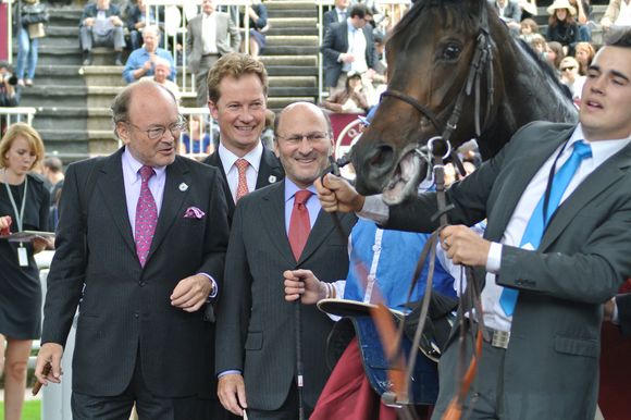 Alain (à gauche) et Gerard Wertheimer (au centre), propriétaires de la marque de mode Chanel, gagnent l'une des courses avec le cheval 'Indonesienne' avant le Qatar Prix de l'Arc de Triomphe tenu à l'hippodrome de Longchamp, à Paris, France, le 6 octobre 2013. Photo by Ammar Abd Rabbo/ABACAPRESS.COM