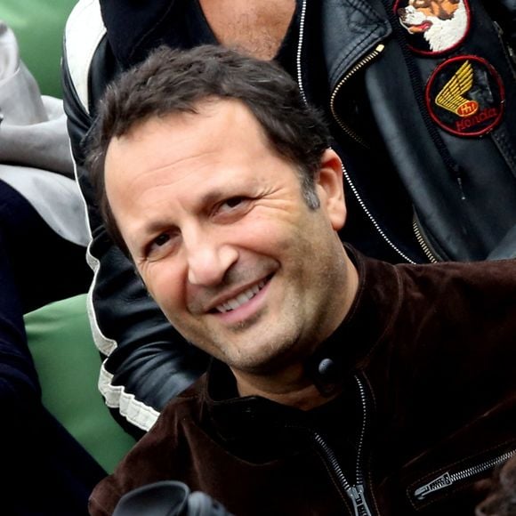 Pour rappel, la star de TF1 est également le père de deux garçons plus âgés nés d'unions précédentes.

Arthur (Jacques Essebag) et sa compagne Mareva Galanter dans les tribunes de la finale homme des internationaux de France de Roland Garros à Paris. © Moreau-Jacovides / Bestimage.