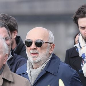 "Un enfant, ça ne s'éduque pas tout seul. Il y a la mère. Pour Arthur, il y avait sa mère qui était très importante. Et par rapport à mon petit-fils, sa grand-mère est très très présente. Plus que moi d'ailleurs", a-t-il reconnu.
Gérard Jugnot et son fils Arthur Jugnot lors des obsèques de Véronique Colucci au cimetière communal de Montrouge, le 12 avril 2018.