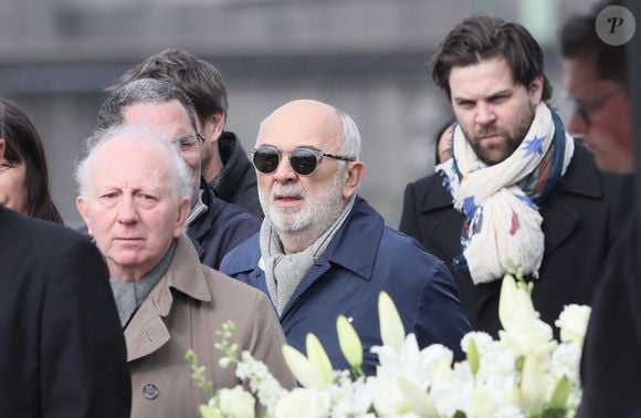 "Un enfant, ça ne s'éduque pas tout seul. Il y a la mère. Pour Arthur, il y avait sa mère qui était très importante. Et par rapport à mon petit-fils, sa grand-mère est très très présente. Plus que moi d'ailleurs", a-t-il reconnu.

Gérard Jugnot et son fils Arthur Jugnot lors des obsèques de Véronique Colucci au cimetière communal de Montrouge, le 12 avril 2018.