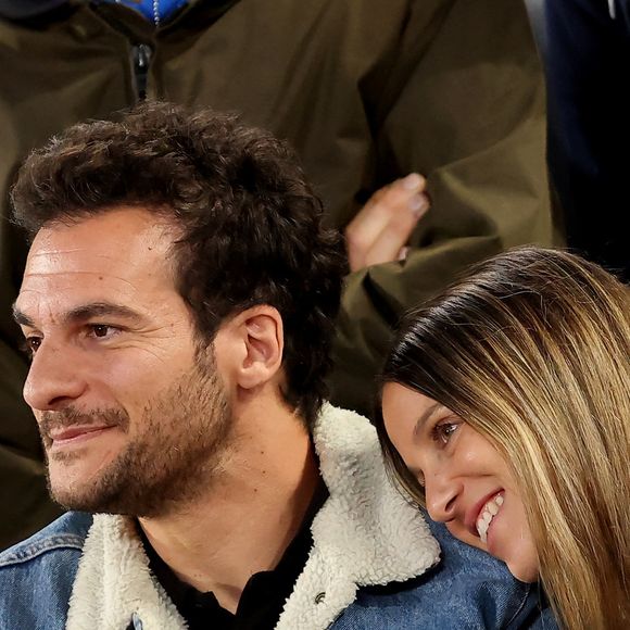 Amir Haddad et sa femme Lital dans les tribunes des Internationaux de France de tennis de Roland Garros 2024 à Paris, France, le 2 juin 2024. © Jacovides-Moreau/Bestimage