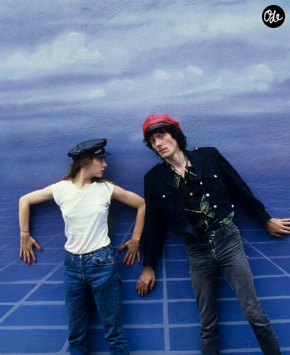Archive - En France, durant leur tournée, Catherine Ringer et Fred Chichin, portant une casquette, debout devant un fond bleu ciel. © Michel Croizard via Bestimage