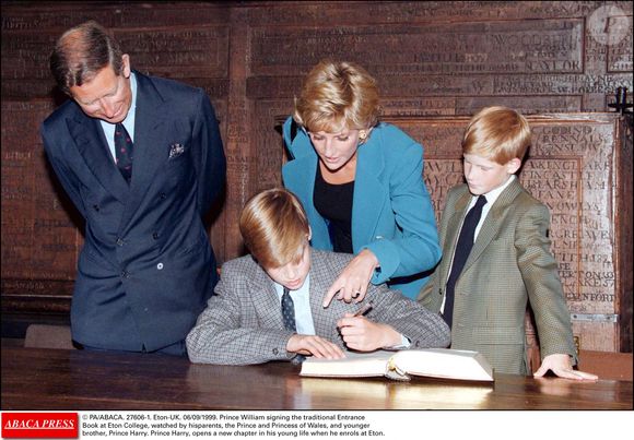 PA/ABACA. Eton-UK. 06/09/1995. Le prince William signe le traditionnel livre d'entrée au collège d'Eton, sous le regard de ses parents, le prince et la princesse de Galles, et de son jeune frère, le prince Harry. Le prince Harry ouvre un nouveau chapitre de sa jeune vie.