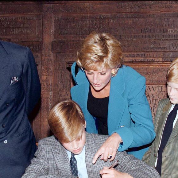 PA/ABACA. Eton-UK. 06/09/1995. Le prince William signe le traditionnel livre d'entrée au collège d'Eton, sous le regard de ses parents, le prince et la princesse de Galles, et de son jeune frère, le prince Harry. Le prince Harry ouvre un nouveau chapitre de sa jeune vie.