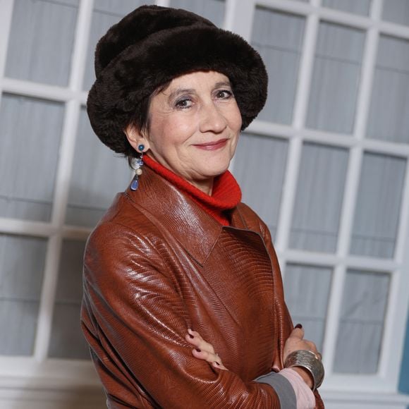 Mais chez les Loeb, on a l'art dans le sang. Sa maman, son père et ses grands-pères ont fait des métiers artistiques. Et le petit frère de la célèbre interprète de "C'est la ouate" a, lui aussi, épousé une carrière artistique : Martin Loeb a été acteur.

Exclusif - Close-up avec Caroline Loeb lors du 4ème "Festival Histoires de Femmes" à la Maison des Femmes à Dreux, le 19 octobre 2024. © Denis Guignebourg/Bestimage