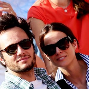 Le chanteur Vianney et sa femme Catherine Robert en tribunes lors des Internationaux de France de tennis de Roland Garros 2023, à Paris, France, le 9 juin 2023. © Jacovides-Moreau/Bestimage