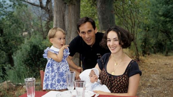 Photo : Manon, Ninon et Thierry Ardisson en 1996 au défilé Christian  Lacroix - Purepeople