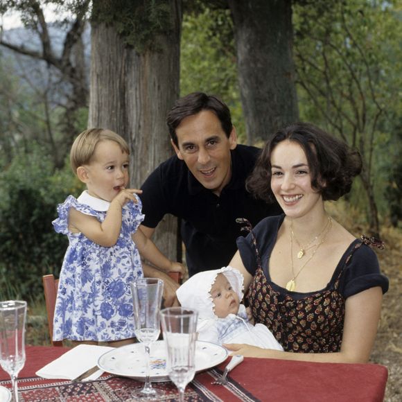 L'Homme en noir n'est plus. Il est mort, visiblement bien décidé à marquer sa vie par des moments iconiques, comme mourir le jour de la Fête nationale. 

En France, en Provence, dans le Var, Thierry Ardisson et sa femme Béatrice avec leurs deux filles Ninon et Manon en aout