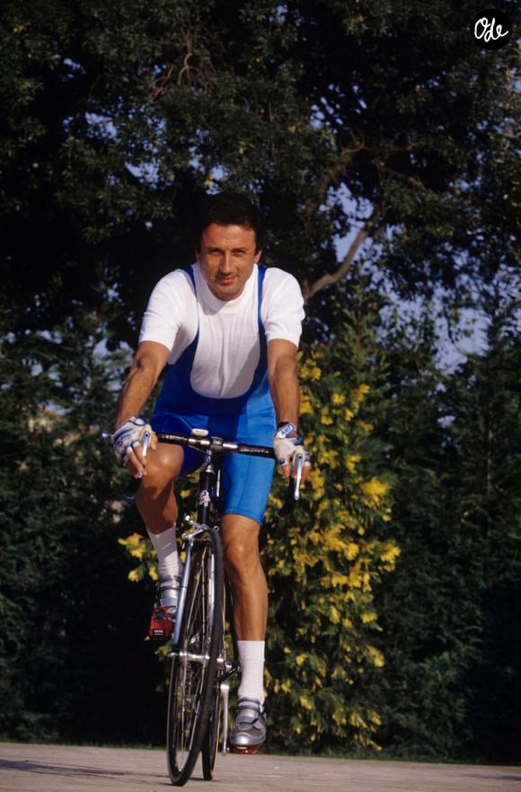 Archives - En France, dans sa maison de vacances en Provence, Michel DRUCKER, en tenue de cycliste, posant sur son vélo. Septembre 1992
© Alain Canu via Bestimage