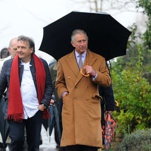 Le prince Charles d'Angleterre et Raymond Blanc font une visite du jardin The National Heritage à Belmond Le Manoir le 21 novembre 2014. (AGENCE / BESTIMAGE).