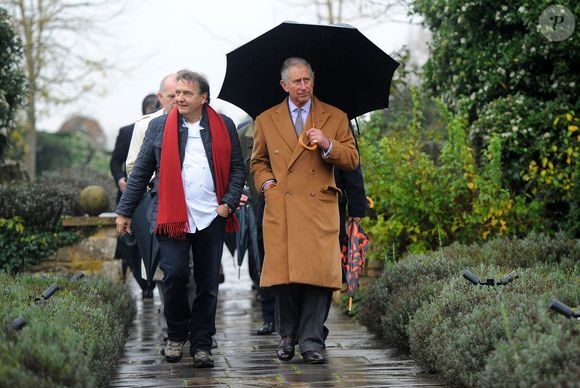 Le prince Charles d'Angleterre et Raymond Blanc font une visite du jardin The National Heritage à Belmond Le Manoir le 21 novembre 2014. (AGENCE / BESTIMAGE).