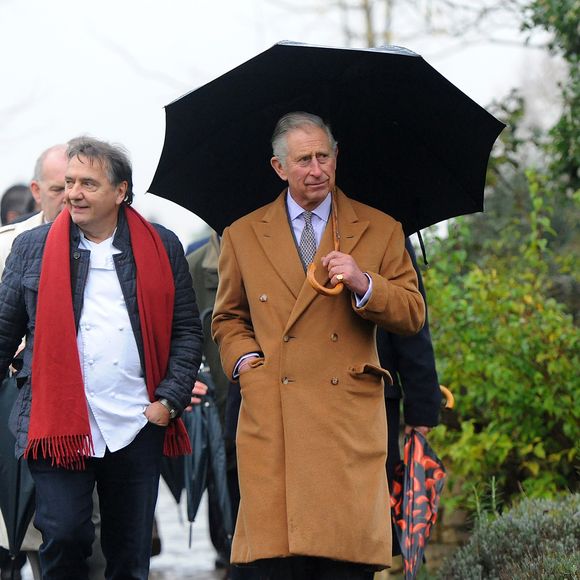 Le prince Charles d'Angleterre et Raymond Blanc font une visite du jardin The National Heritage à Belmond Le Manoir le 21 novembre 2014. (AGENCE / BESTIMAGE).