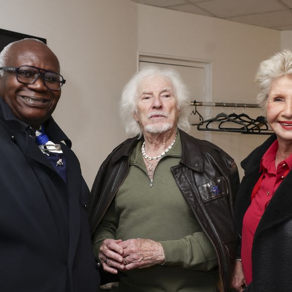 Tout comme Magloire et Danièle Gilbert, qui ont aussi tenu à rendre visite à l'artiste dans les backstages 

Exclusif - Magloire, Hugues Aufray, Danièle Gilbert en backstage du concert de Hugues Aufray au Le Dôme de Paris - Palais des Sports le 9 novembre 2025.

© Jack Tribeca / Bestimage