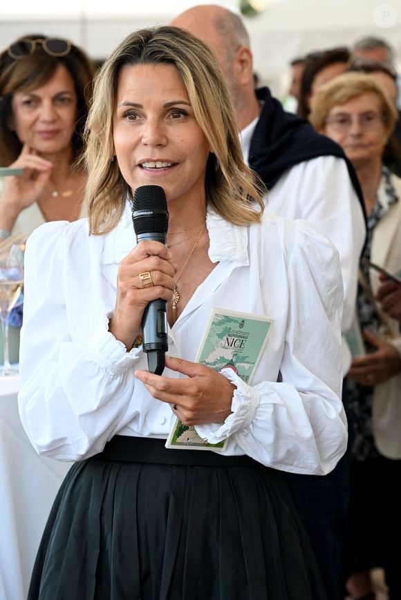 "On vient à Nice le week-end […] on parvient à créer de vrais moments de qualité", assure-t-elle.

Exclusif - Laura Tenoudji Estrosi a présenté son 9ème guide des adresses incontournables by Laura Tenoudji Estrosi à la plage de l'hôtel Negresco à Nice, le 3 juin 2025. 
 © Bruno Bebert/Bestimage