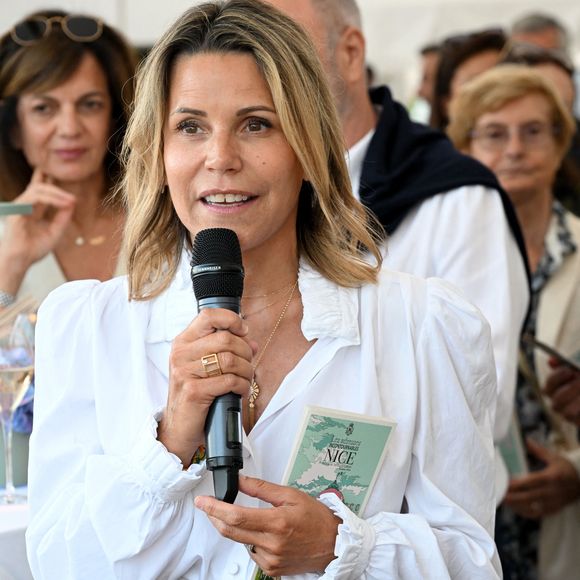 "On vient à Nice le week-end […] on parvient à créer de vrais moments de qualité", assure-t-elle.

Exclusif - Laura Tenoudji Estrosi a présenté son 9ème guide des adresses incontournables by Laura Tenoudji Estrosi à la plage de l'hôtel Negresco à Nice, le 3 juin 2025. 
 © Bruno Bebert/Bestimage